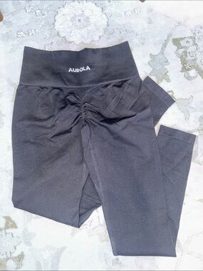 AuroLa Black High-Rise Ruched-Back Leggings